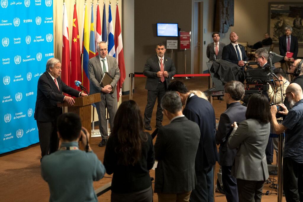 Генеральный секретарь Антониу Гутерриш выступает перед прессой.